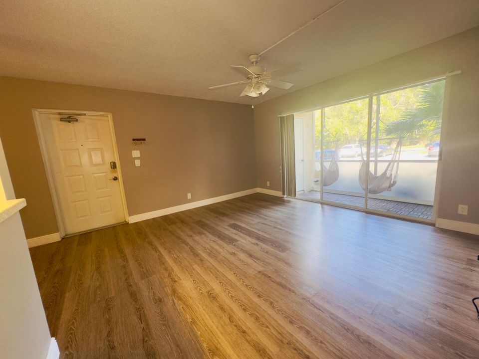 For Rent: $2,200 (2 beds, 2 baths, 965 Square Feet)