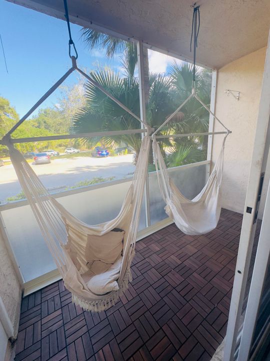 For Rent: $2,200 (2 beds, 2 baths, 965 Square Feet)