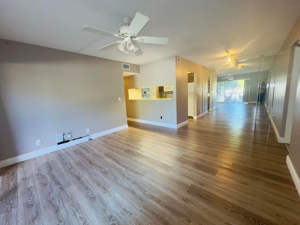 For Rent: $2,200 (2 beds, 2 baths, 965 Square Feet)