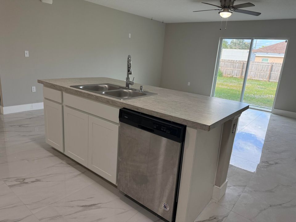 En Renta: $2,600 (4 camas, 2 baños, 1806 Pies cuadrados)