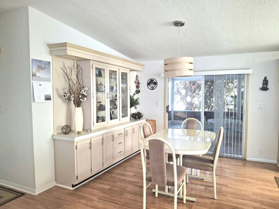 For Sale: $189,900 (2 beds, 2 baths, 1264 Square Feet)