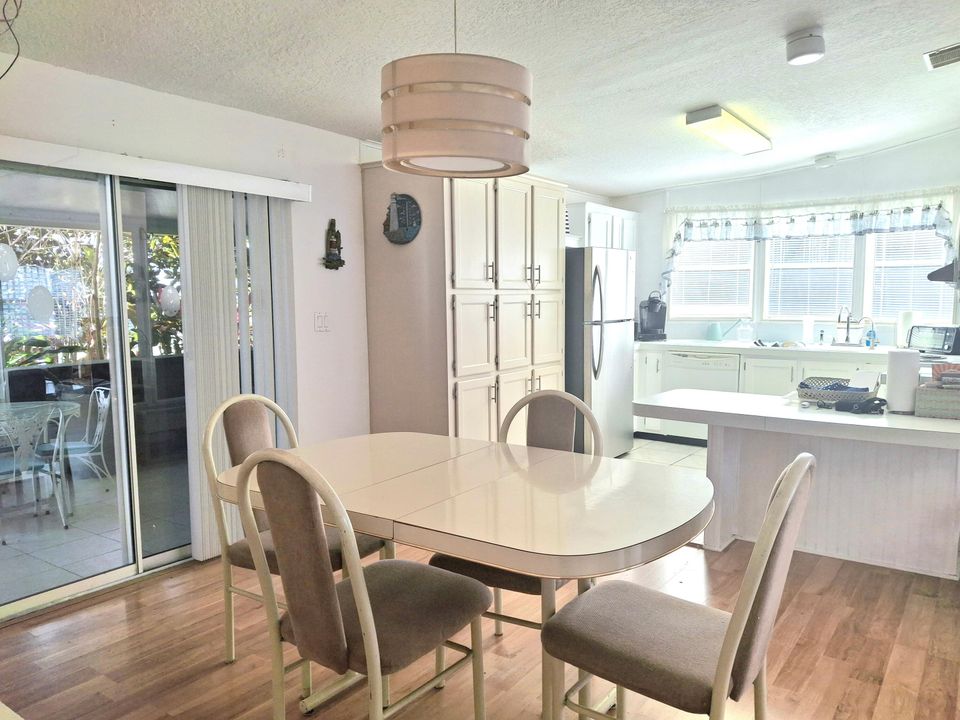 For Sale: $189,900 (2 beds, 2 baths, 1264 Square Feet)