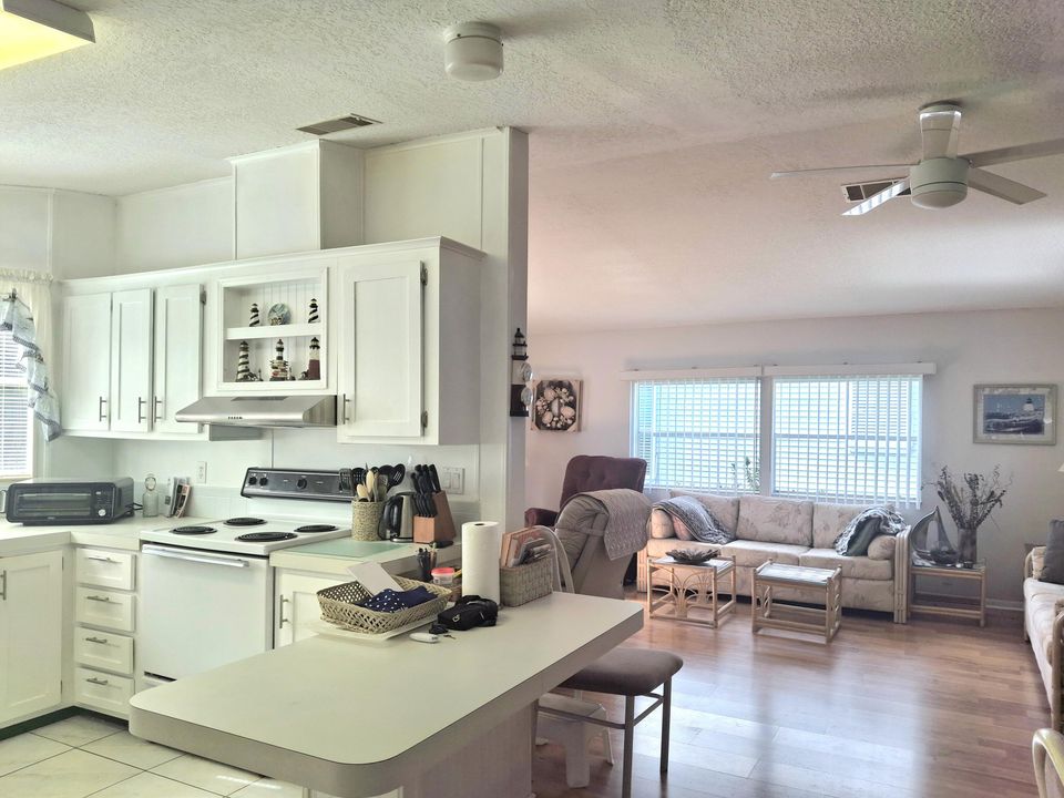 For Sale: $189,900 (2 beds, 2 baths, 1264 Square Feet)