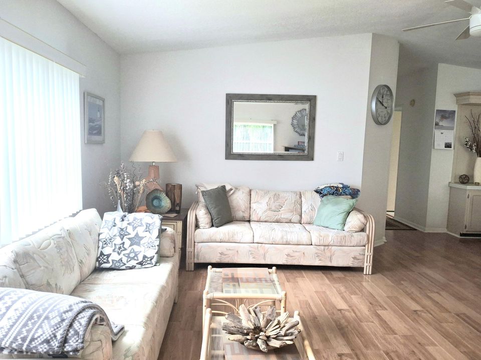 For Sale: $189,900 (2 beds, 2 baths, 1264 Square Feet)