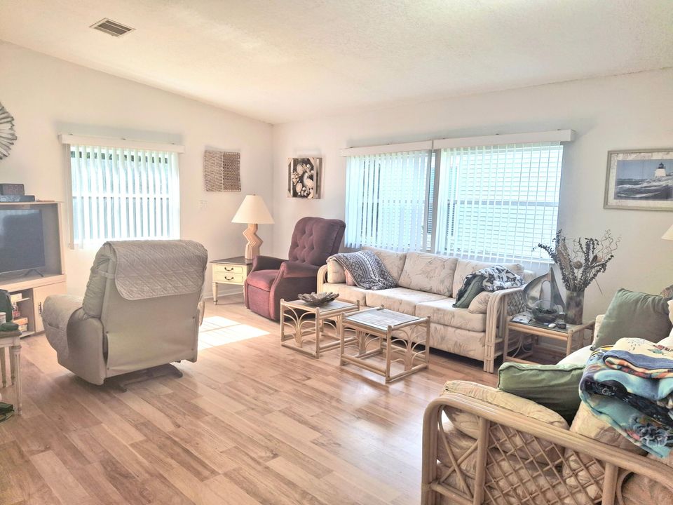 For Sale: $189,900 (2 beds, 2 baths, 1264 Square Feet)