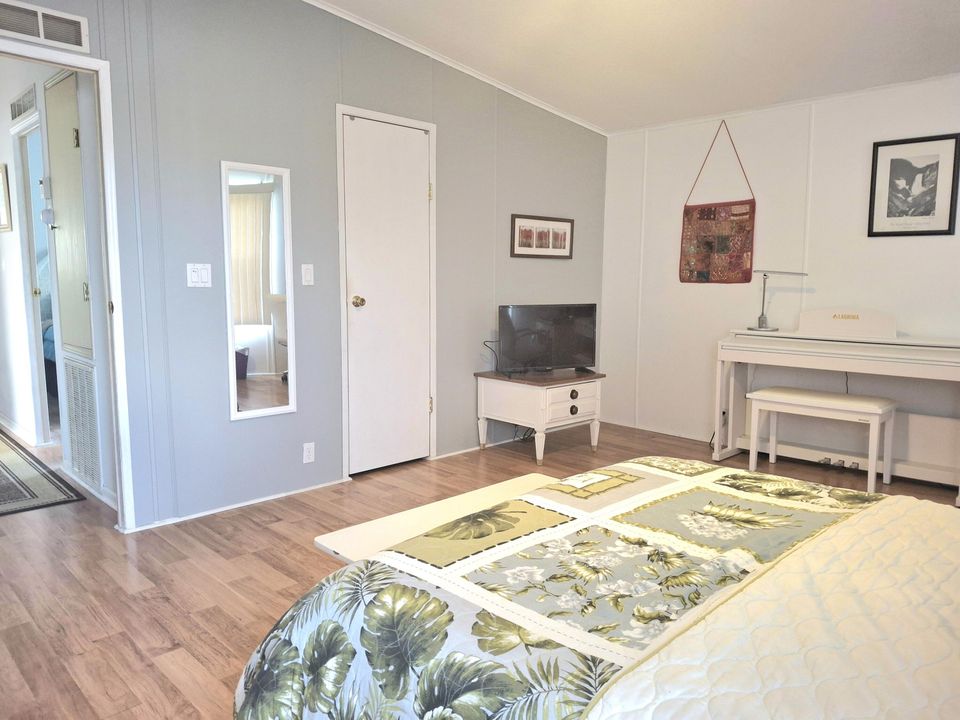 For Sale: $189,900 (2 beds, 2 baths, 1264 Square Feet)