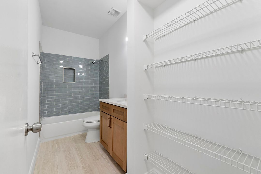 En Venta: $489,999 (2 camas, 2 baños, 1077 Pies cuadrados)