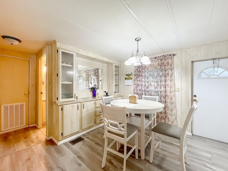 На продажу: $162,000 (2 спален, 2 ванн, 1238 Квадратных фут)