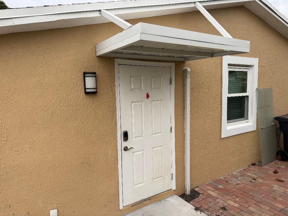 For Rent: $1,800 (4 beds, 2 baths, 2440 Square Feet)