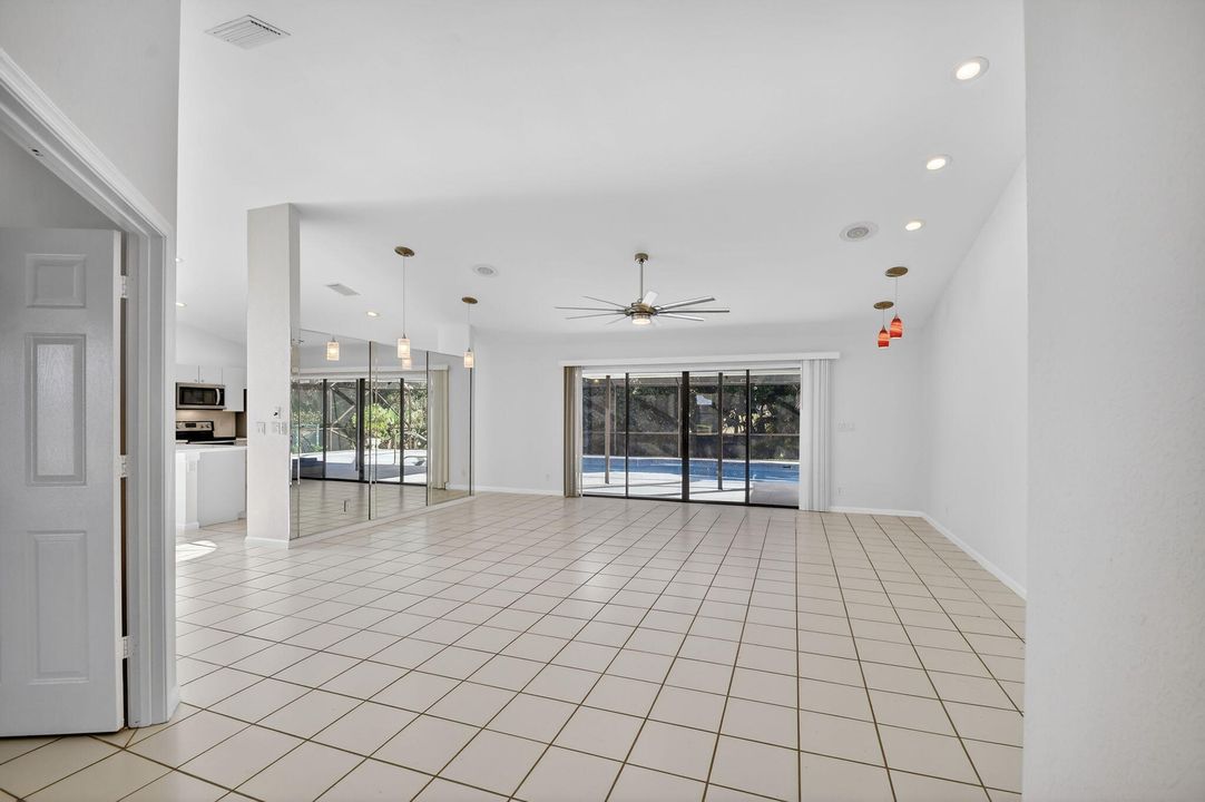 En Venta: $787,000 (3 camas, 3 baños, 2113 Pies cuadrados)