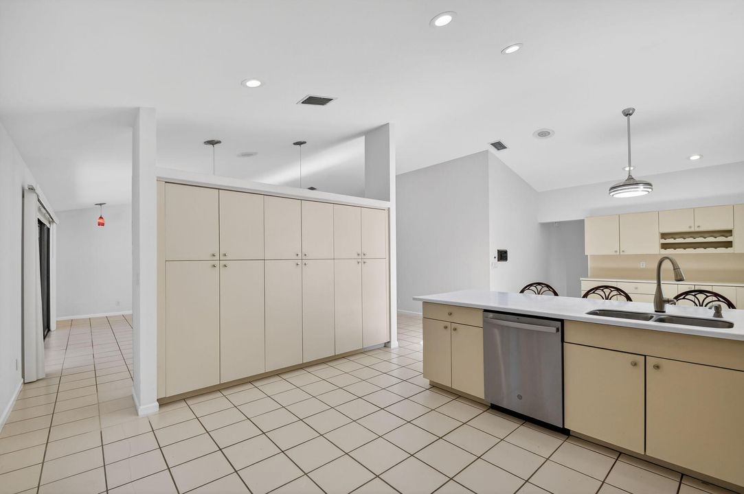 En Venta: $787,000 (3 camas, 3 baños, 2113 Pies cuadrados)