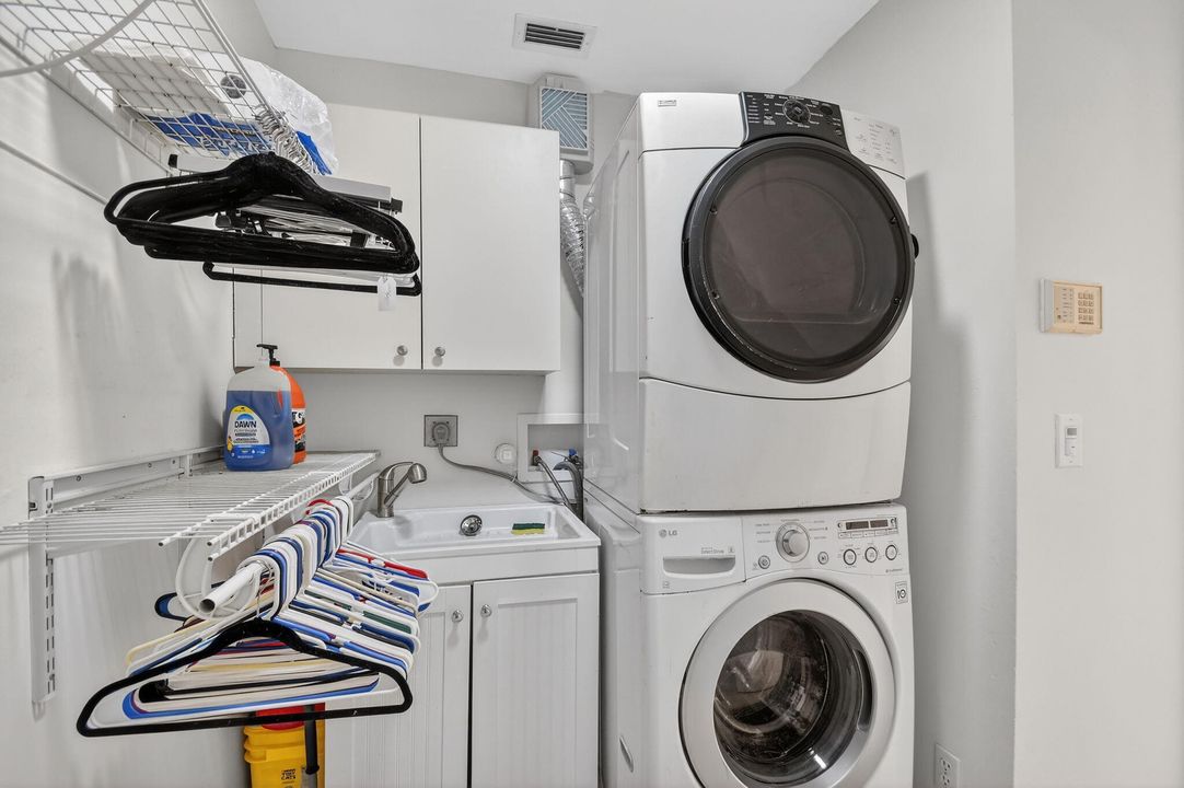 En Venta: $787,000 (3 camas, 3 baños, 2113 Pies cuadrados)