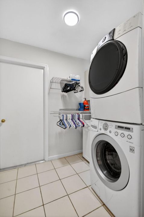 En Venta: $787,000 (3 camas, 3 baños, 2113 Pies cuadrados)