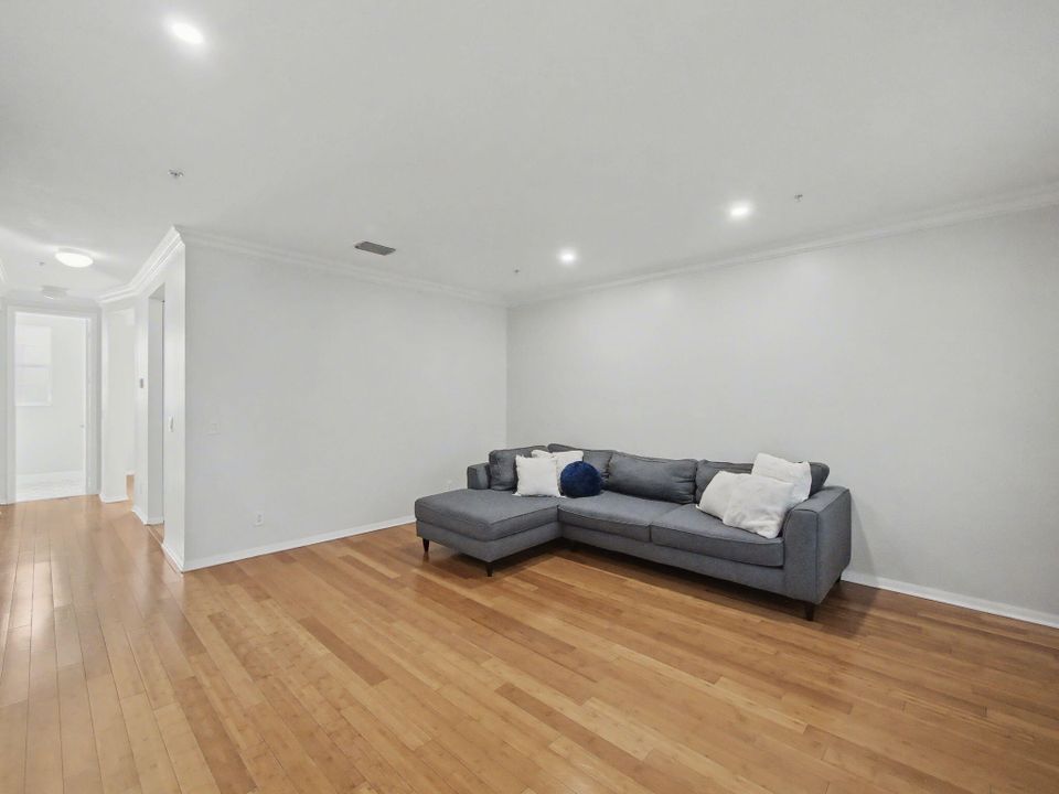 For Sale: $560,000 (3 beds, 2 baths, 1938 Square Feet)