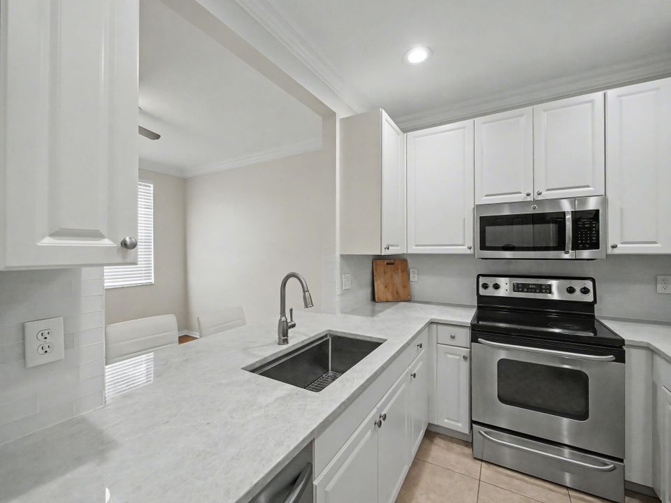 For Sale: $560,000 (3 beds, 2 baths, 1938 Square Feet)