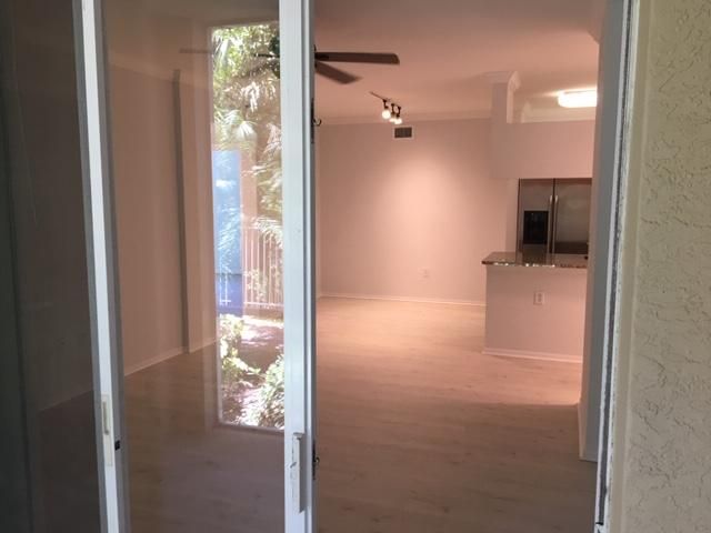 For Sale: $279,500 (2 beds, 2 baths, 1058 Square Feet)