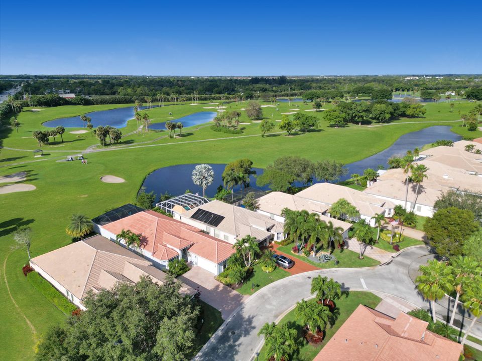 For Sale: $680,000 (3 beds, 4 baths, 2900 Square Feet)