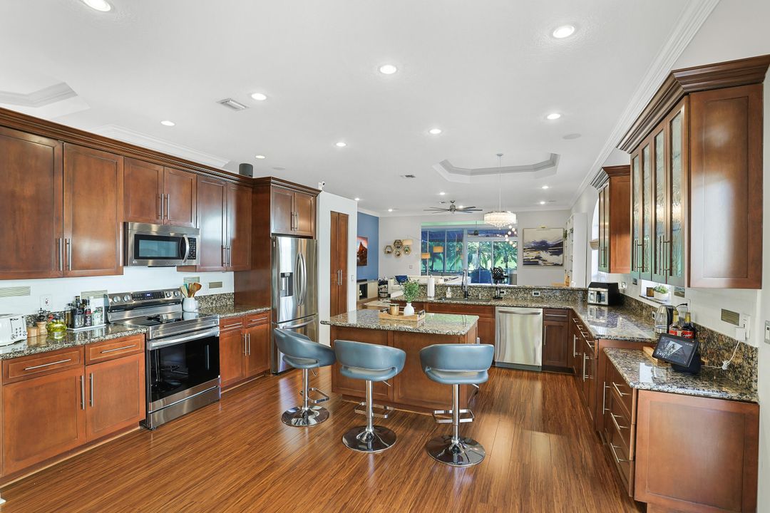 For Sale: $680,000 (3 beds, 4 baths, 2900 Square Feet)