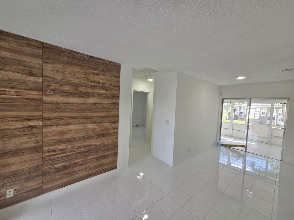 For Rent: $2,100 (2 beds, 1 baths, 800 Square Feet)