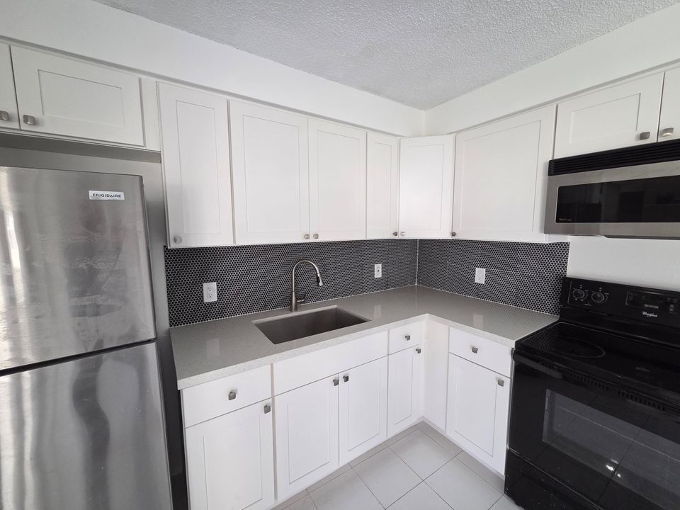 For Rent: $2,100 (2 beds, 1 baths, 800 Square Feet)