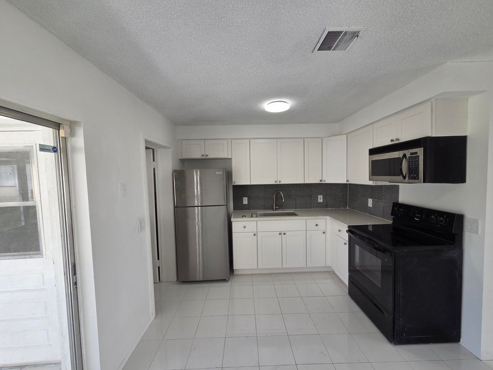 For Rent: $2,100 (2 beds, 1 baths, 800 Square Feet)