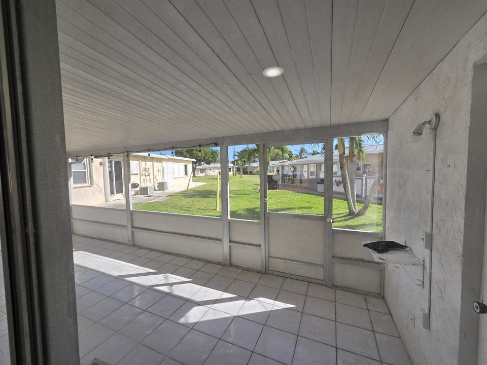 For Rent: $2,100 (2 beds, 1 baths, 800 Square Feet)