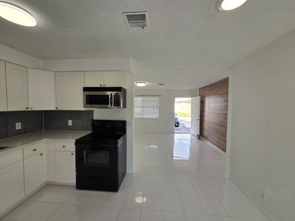 For Rent: $2,100 (2 beds, 1 baths, 800 Square Feet)