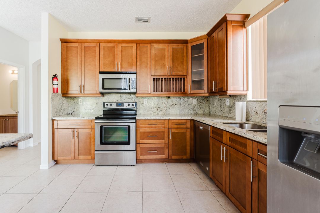 En Venta: $647,999 (4 camas, 2 baños, 1906 Pies cuadrados)