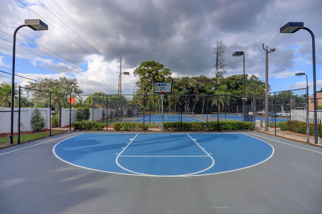 For Sale: $750,000 (4 beds, 2 baths, 2414 Square Feet)