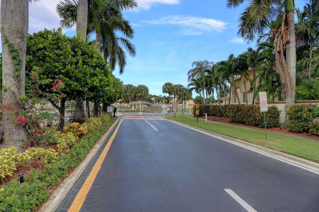 For Sale: $750,000 (4 beds, 2 baths, 2414 Square Feet)