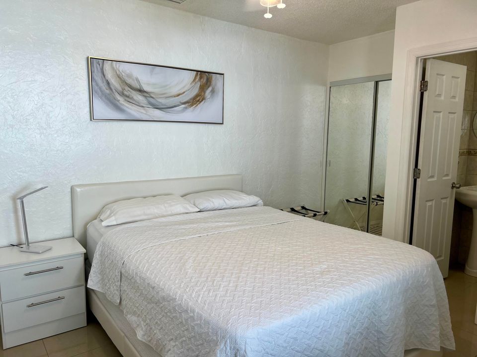 For Rent: $3,000 (1 beds, 1 baths, 350 Square Feet)