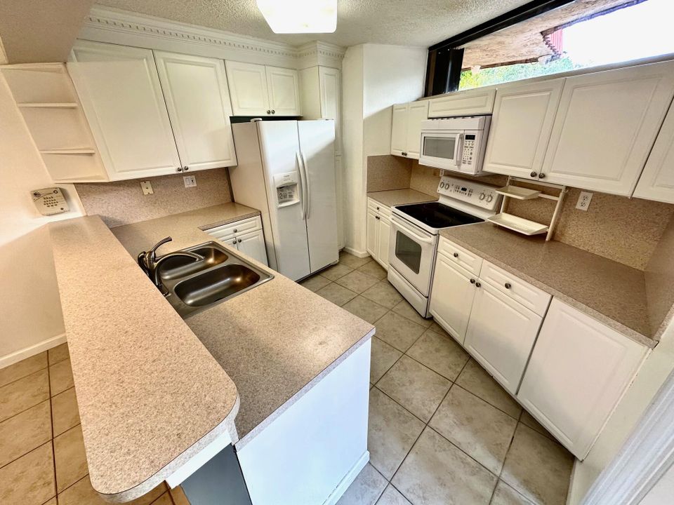 В аренду: $2,500 (2 спален, 2 ванн, 1302 Квадратных фут)