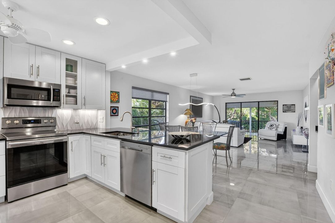 На продажу: $350,000 (2 спален, 2 ванн, 1216 Квадратных фут)