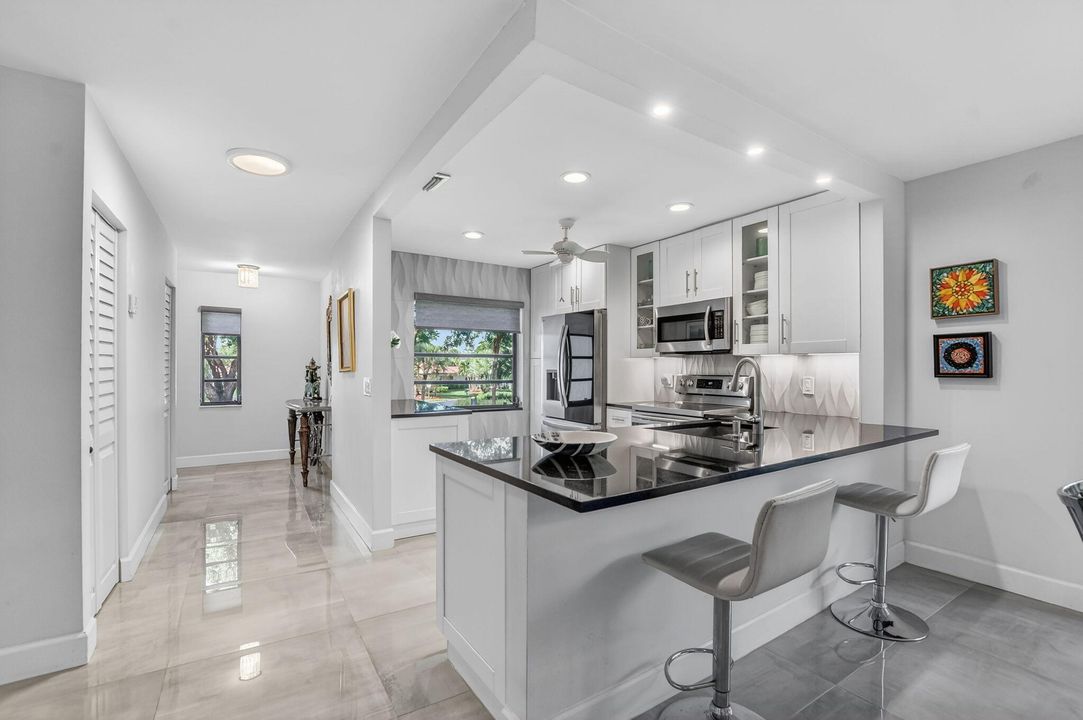 На продажу: $350,000 (2 спален, 2 ванн, 1216 Квадратных фут)