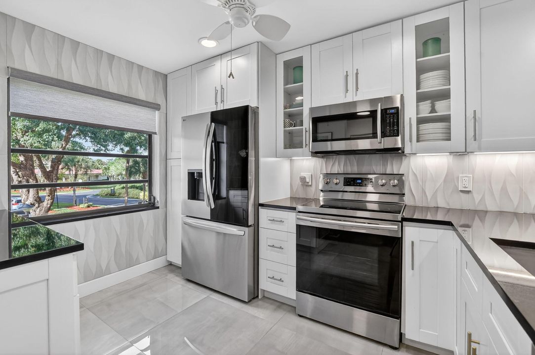 На продажу: $350,000 (2 спален, 2 ванн, 1216 Квадратных фут)