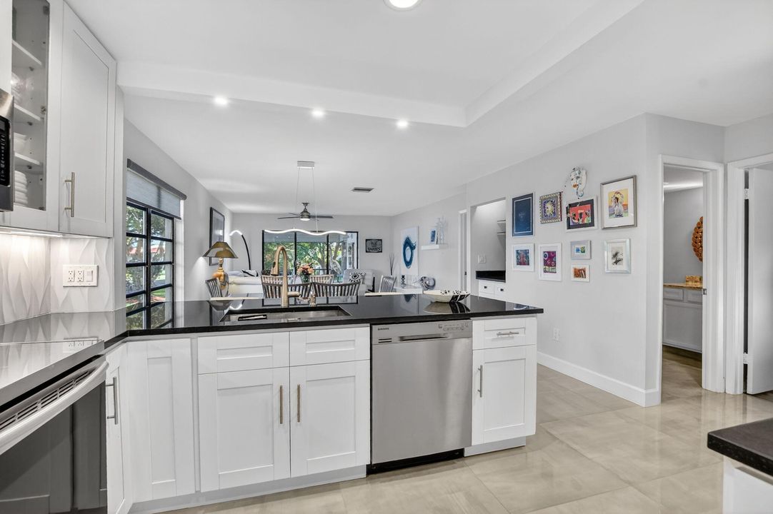 На продажу: $350,000 (2 спален, 2 ванн, 1216 Квадратных фут)