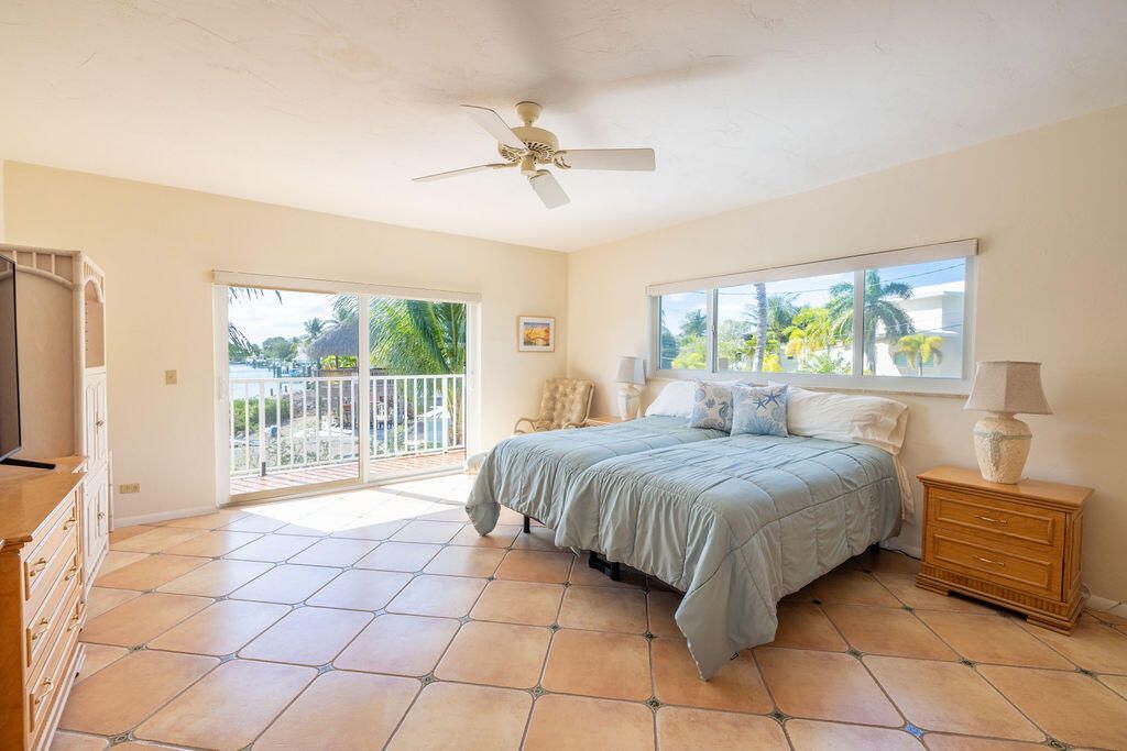 For Sale: $2,650,000 (3 beds, 3 baths, 2294 Square Feet)