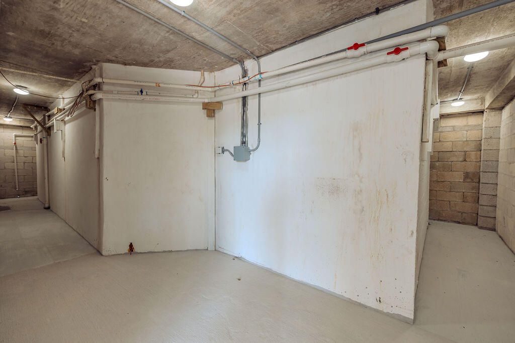 For Sale: $2,650,000 (3 beds, 3 baths, 2294 Square Feet)