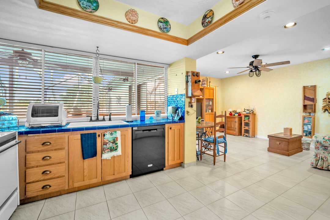 En Venta: $650,000 (4 camas, 2 baños, 1819 Pies cuadrados)