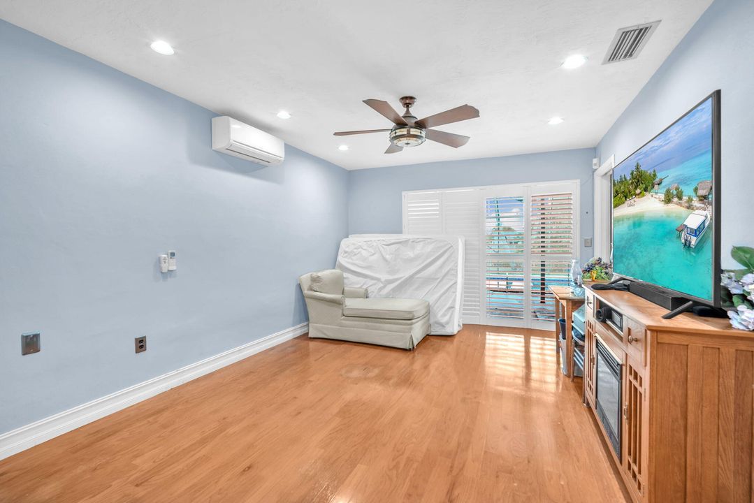 En Venta: $650,000 (4 camas, 2 baños, 1819 Pies cuadrados)