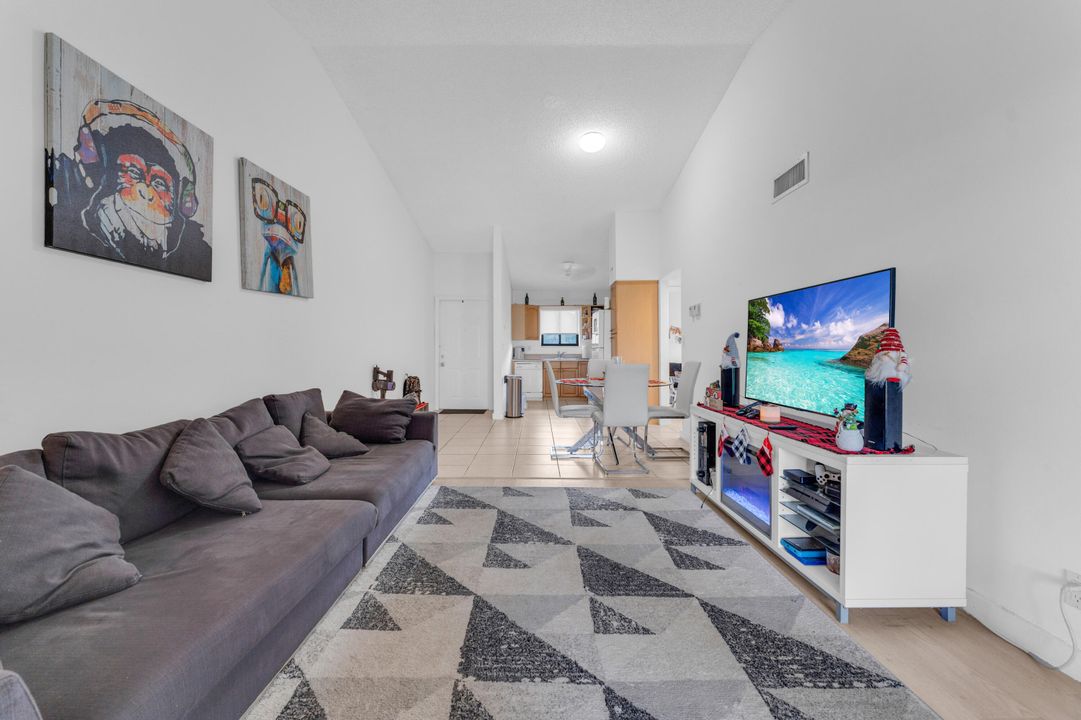 En Venta: $320,000 (2 camas, 2 baños, 938 Pies cuadrados)