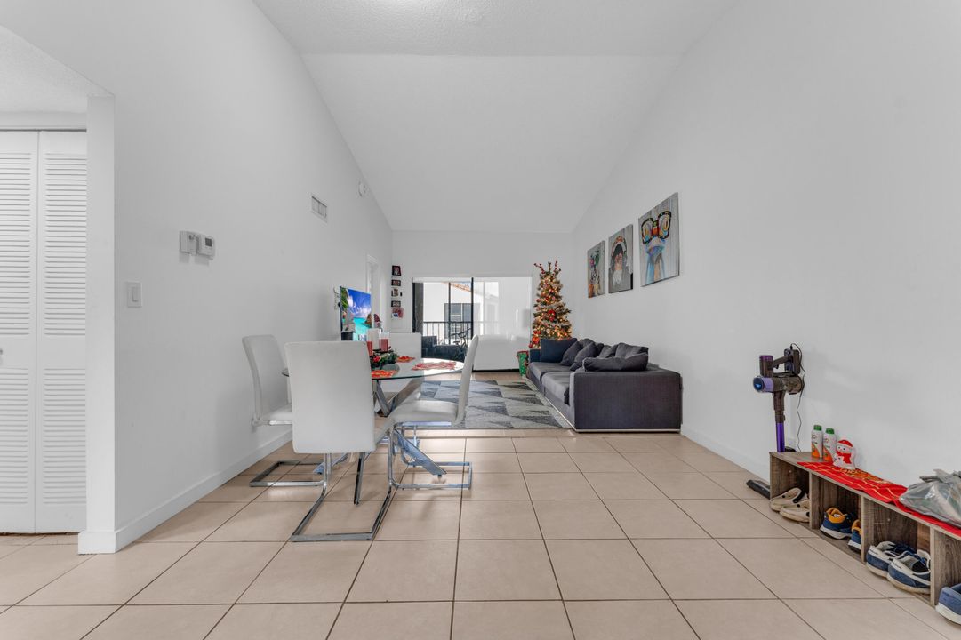 En Venta: $320,000 (2 camas, 2 baños, 938 Pies cuadrados)