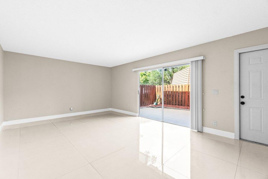 待售: $333,000 (2 贝兹, 2 浴室, 1230 平方英尺)