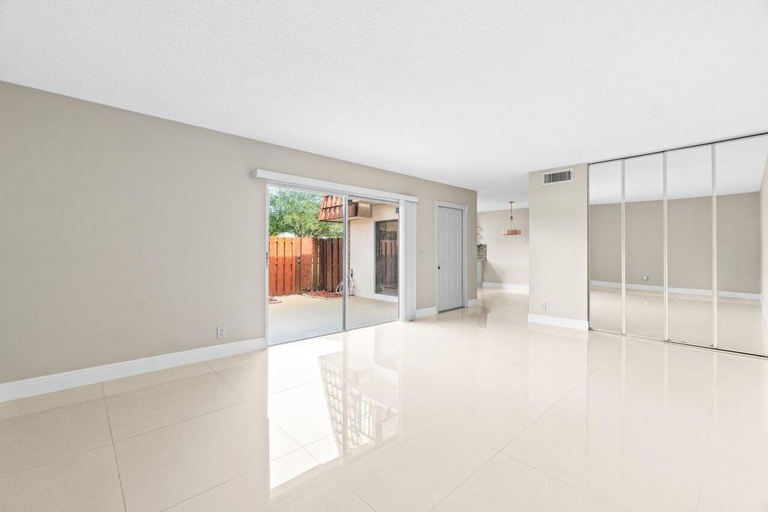 待售: $333,000 (2 贝兹, 2 浴室, 1230 平方英尺)