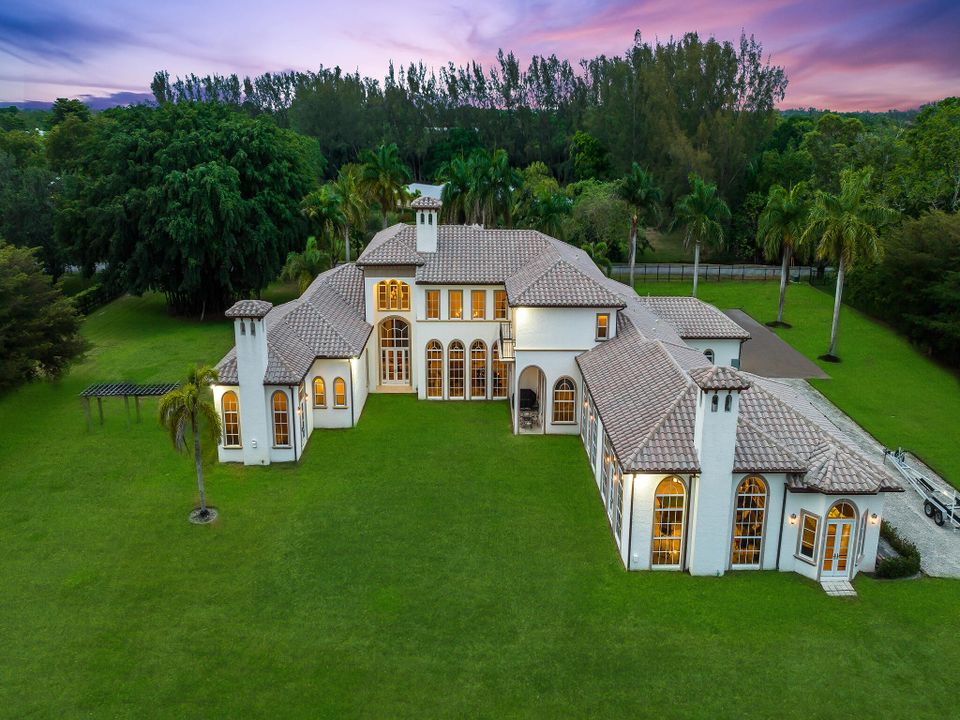 For Sale: $5,900,000 (6 beds, 7 baths, 8257 Square Feet)