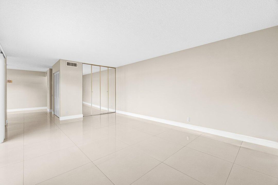 待售: $333,000 (2 贝兹, 2 浴室, 1230 平方英尺)