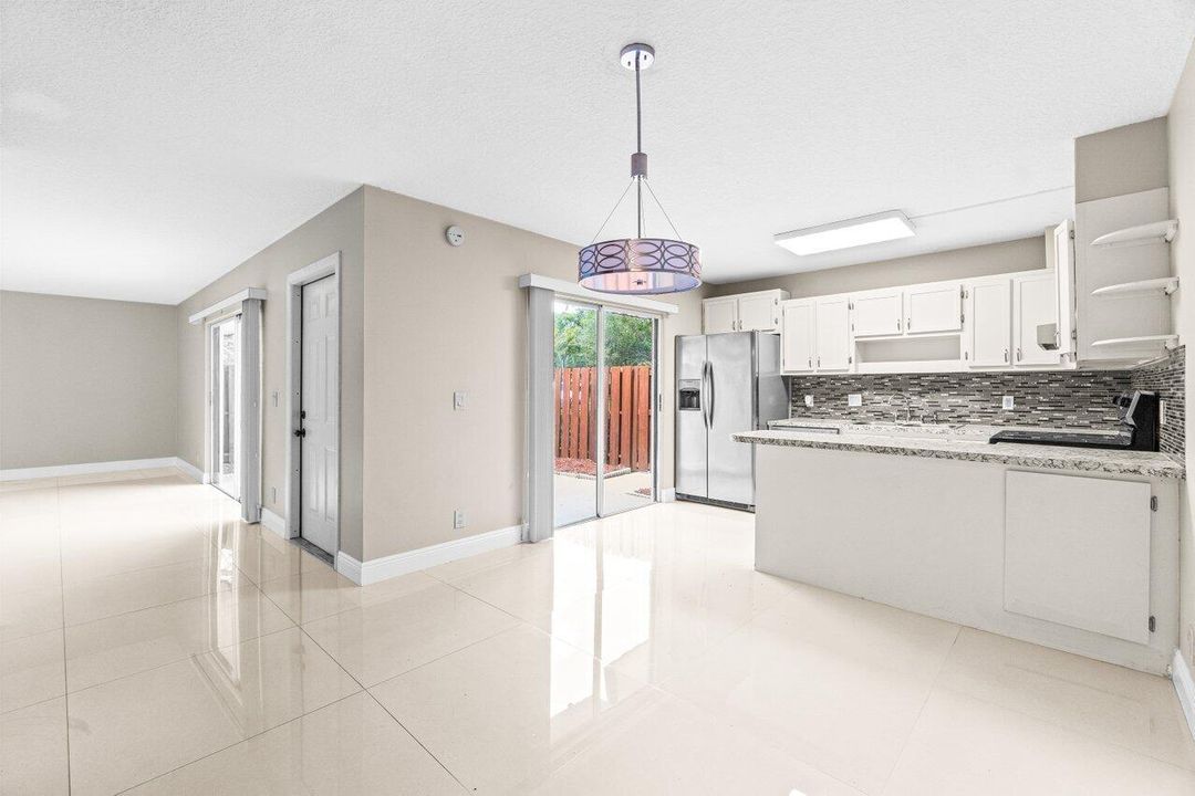 待售: $333,000 (2 贝兹, 2 浴室, 1230 平方英尺)