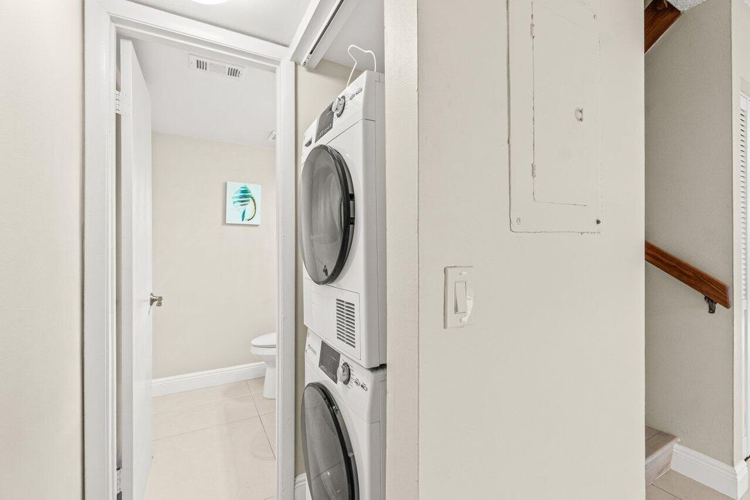 待售: $333,000 (2 贝兹, 2 浴室, 1230 平方英尺)