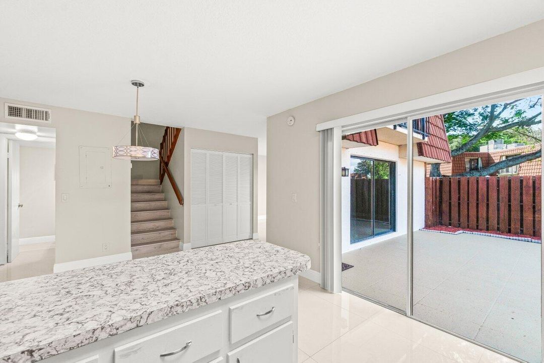 待售: $333,000 (2 贝兹, 2 浴室, 1230 平方英尺)