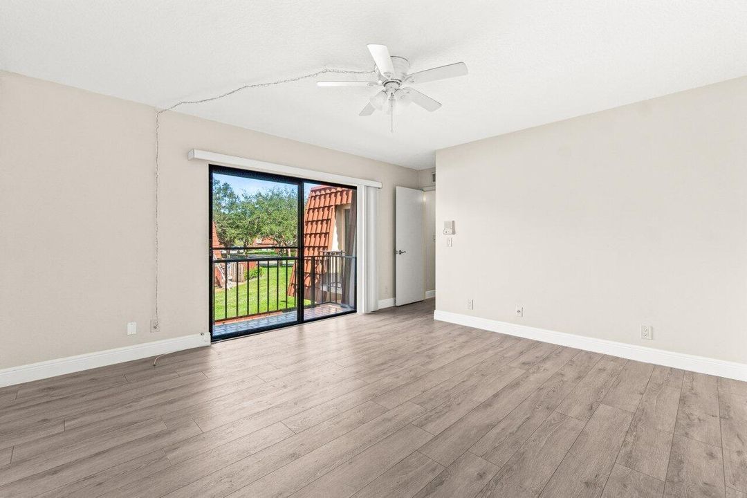 待售: $333,000 (2 贝兹, 2 浴室, 1230 平方英尺)